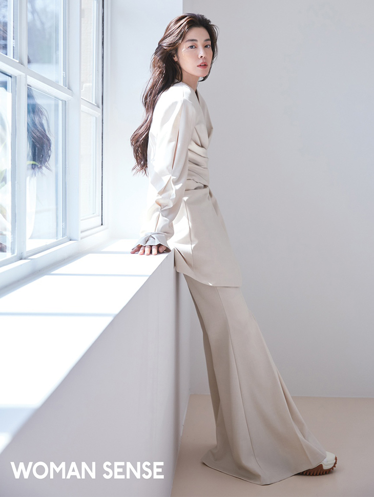 DINT CELEB<br><br> Magazine 'Woman Sense'<br> Kim Kyuri<br><br> J9175, P9106, TP9074韓国